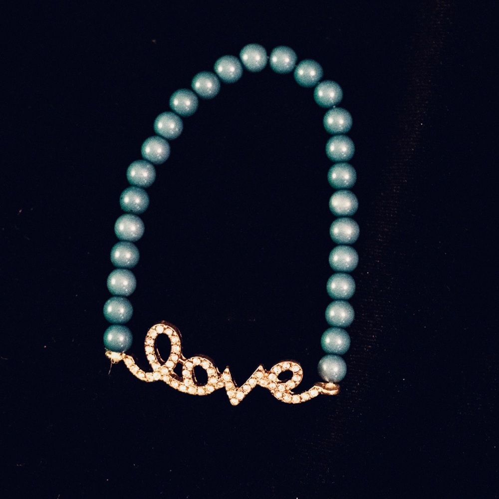 “Love” green stretch bracelet EUC